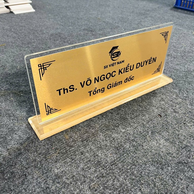 Những Yếu Tố Ảnh Hưởng Đến Giá Làm Bảng Tên Chức Danh