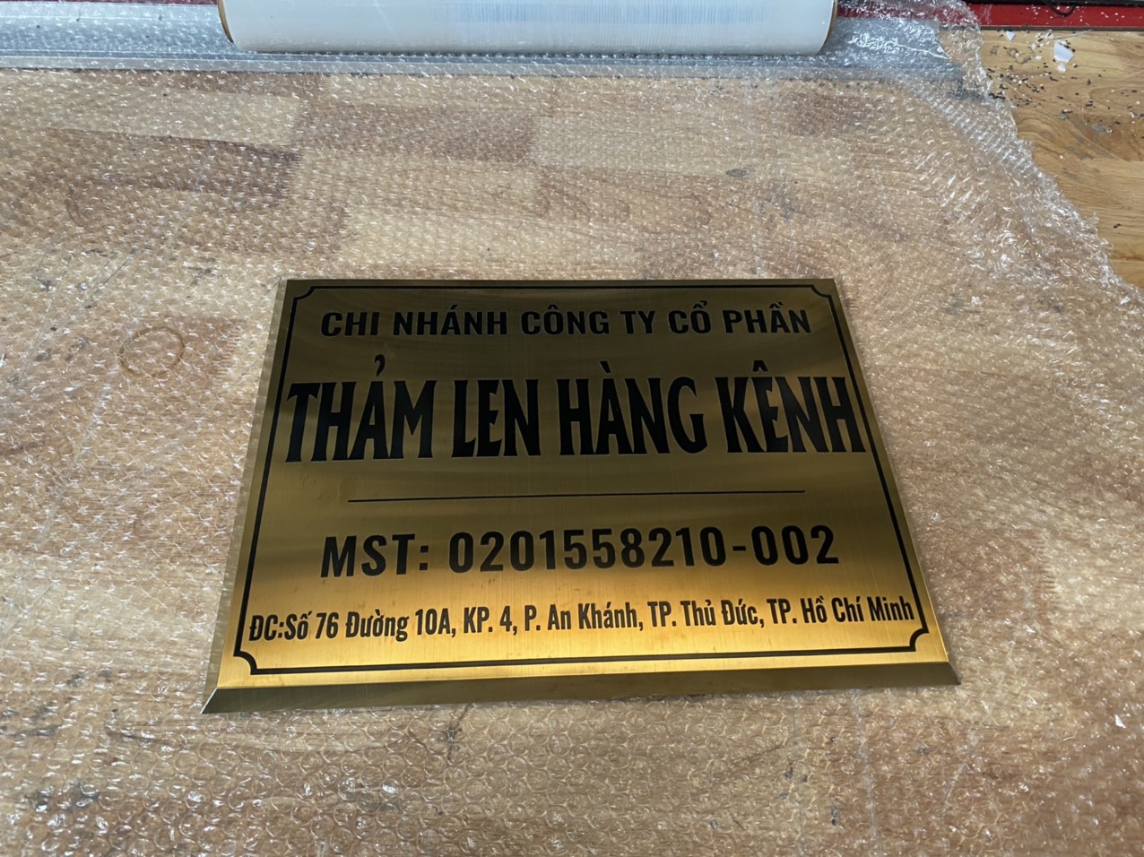 Những Yếu Tố Ảnh Hưởng Đến Giá Gia Công Bảng Tên Công Ty Inox