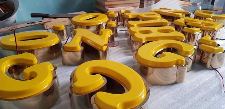 GIA CÔNG CHỮ MICA HÚT NỔI