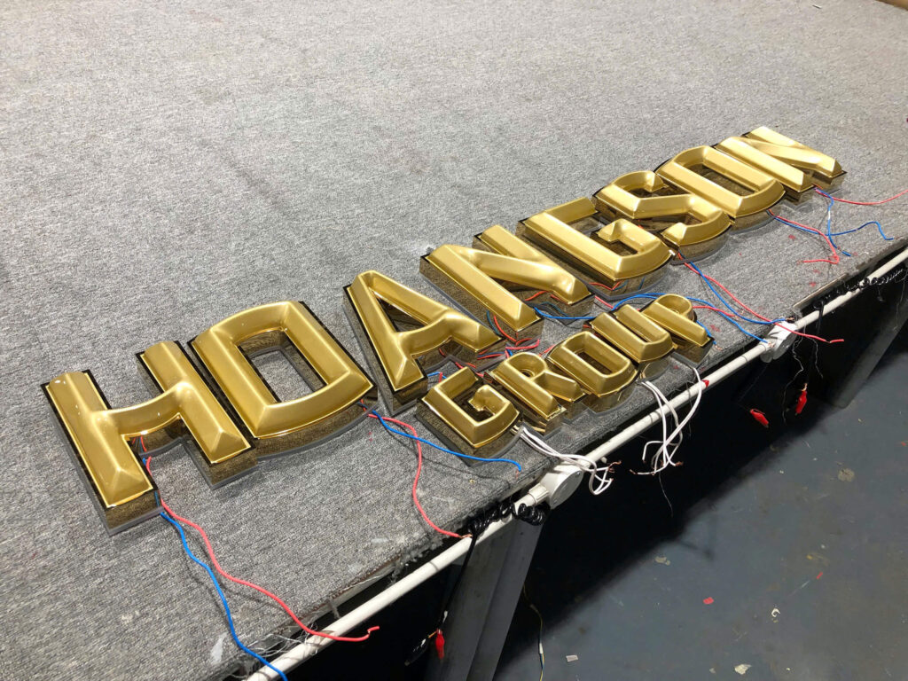 GIA CÔNG CHỮ MICA HÚT NỔI