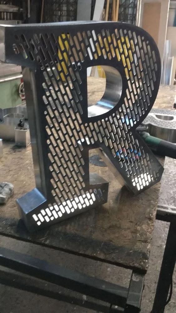 Biển Quảng Cáo Chữ Nổi Mica Là Gì
