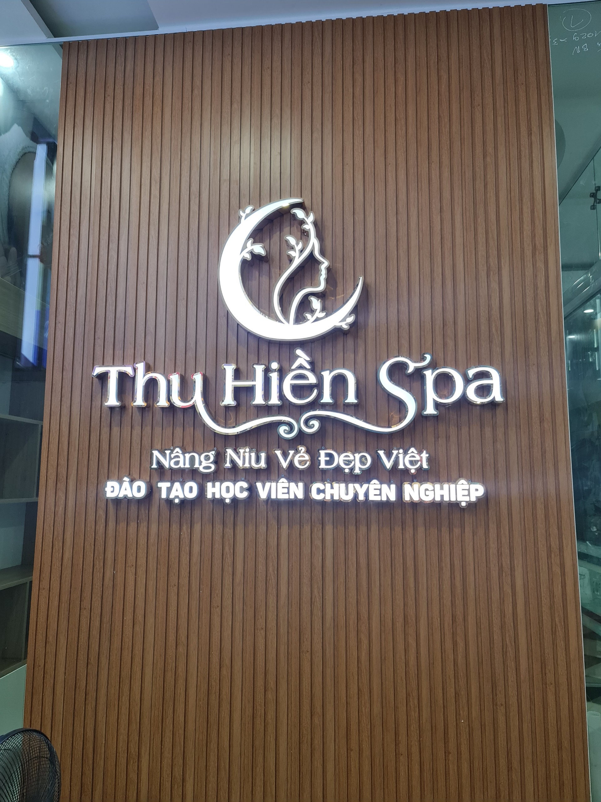 Kinh Nghiệm Lựa Chọn Chữ Mica Sáng Mặt Phù Hợp